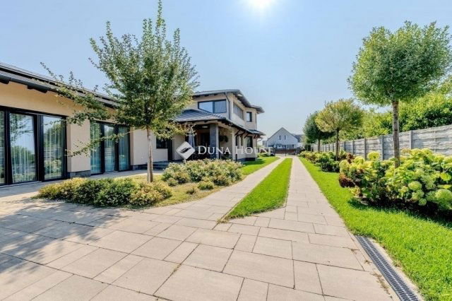 Eladó családi ház, Üllőn 324.9 M Ft, 6 szobás