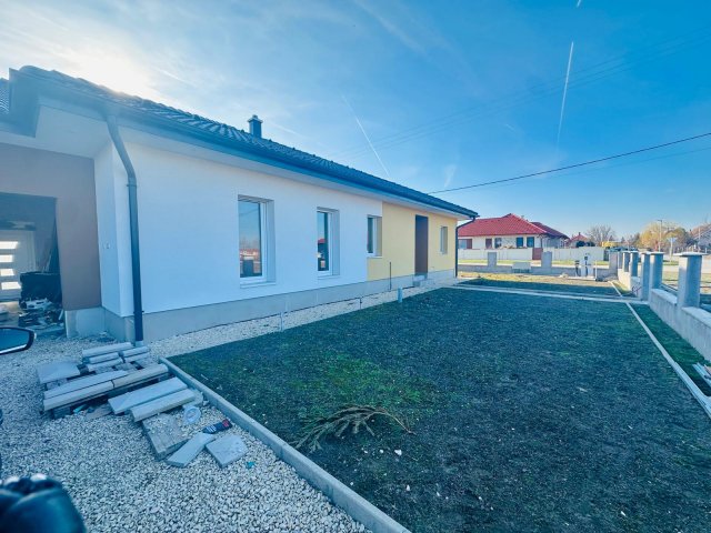 Eladó ikerház, Szentkirályon 103 M Ft, 4 szobás