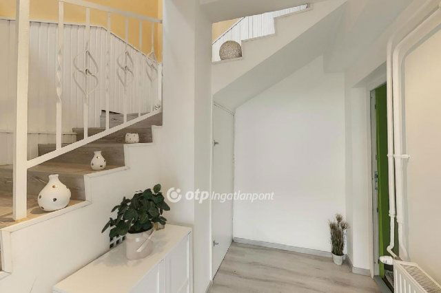 Eladó családi ház, Győrzámolyon 84.5 M Ft, 6+1 szobás