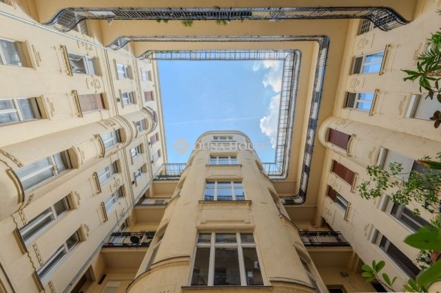 Eladó téglalakás, Budapesten, V. kerületben 68.99 M Ft, 1 szobás
