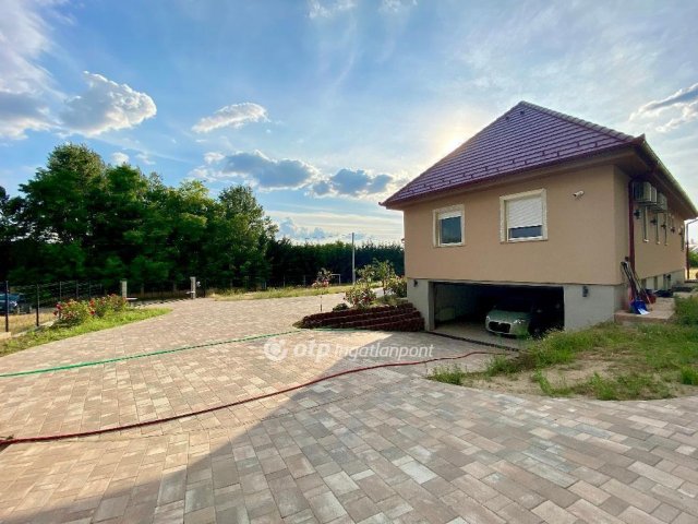 Eladó nyaraló, Kecskeméten 149.99 M Ft, 4 szobás