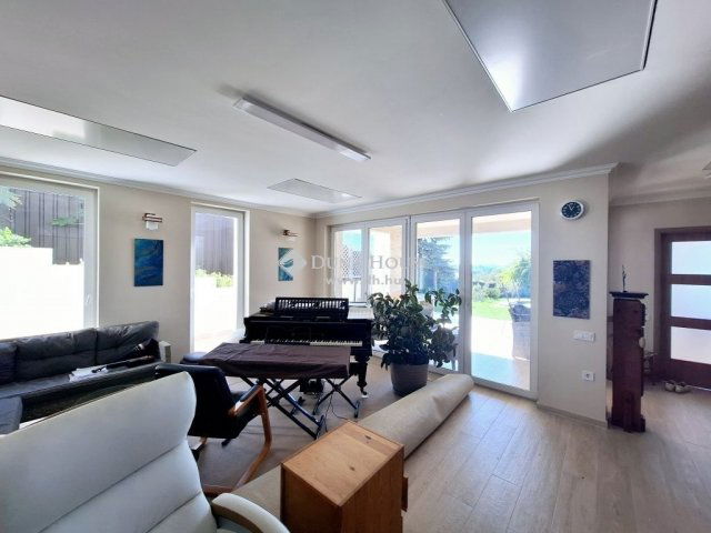 Eladó családi ház, Szadán 265 M Ft, 6 szobás