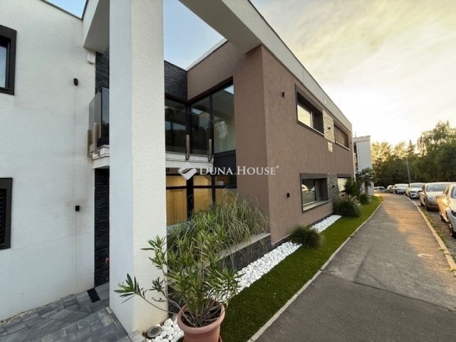 Eladó téglalakás, Pécsett 175 M Ft, 4 szobás