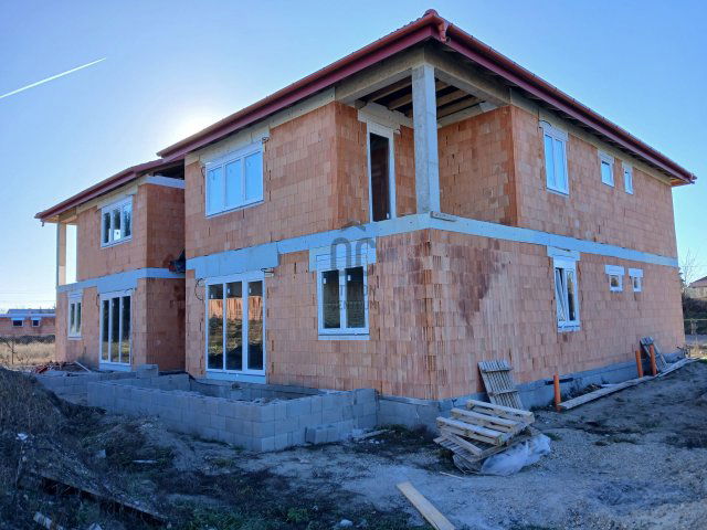 Eladó ikerház, Szigethalmon 81.99 M Ft, 4 szobás