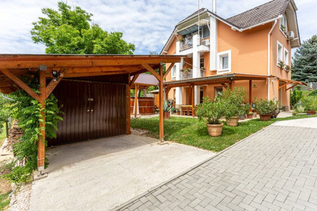 Eladó családi ház, Abaligeten 149 M Ft, 8 szobás