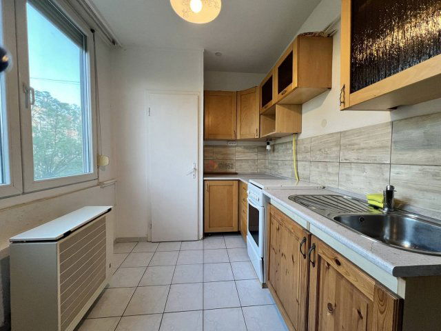 Kiadó panellakás, albérlet, Székesfehérvárott, Rádió utcában