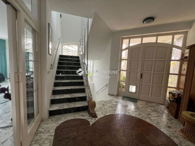 Eladó családi ház, Dabason 299 M Ft, 8 szobás