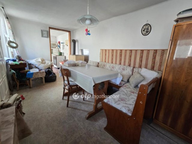 Eladó családi ház, Pápán 34.9 M Ft, 2 szobás