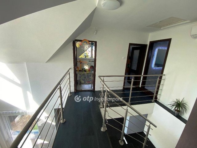 Eladó családi ház, Szigetcsépen 158.9 M Ft, 5 szobás