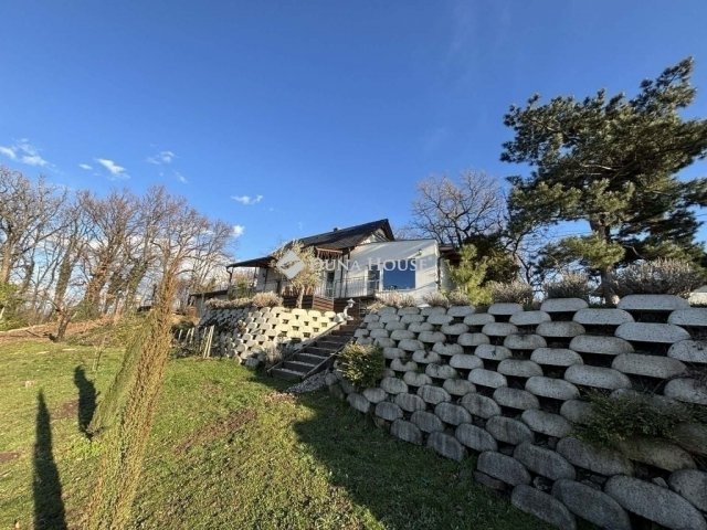 Eladó családi ház, Pécsett 122 M Ft, 3 szobás