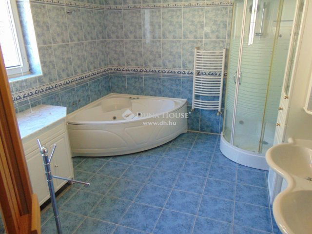Eladó családi ház, Budaörsön 375 M Ft, 9 szobás