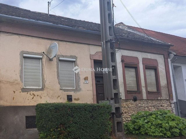 Eladó családi ház, Pécsett 29.9 M Ft, 2 szobás