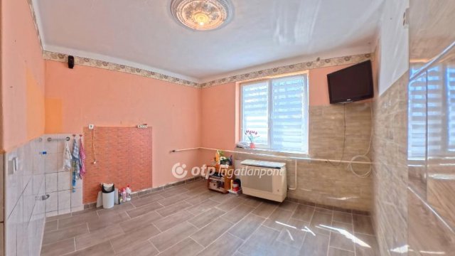 Eladó családi ház, Szomolyán 29.9 M Ft, 2 szobás