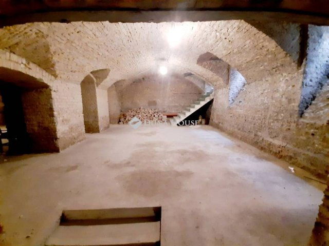 Eladó üzlethelyiség, Budapesten, VI. kerületben 120 M Ft