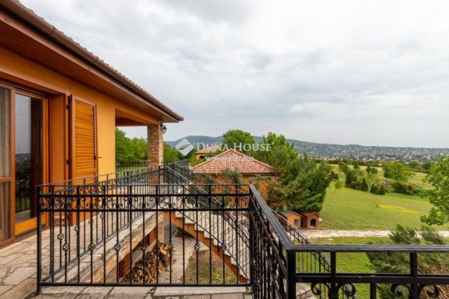 Eladó családi ház, Szentendrén 685 M Ft, 8 szobás