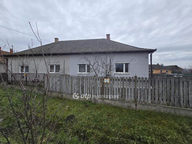 Eladó családi ház, Földesen 21.5 M Ft, 2 szobás