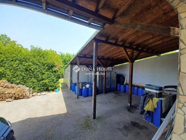 Eladó családi ház, Mendén 179.9 M Ft, 11 szobás