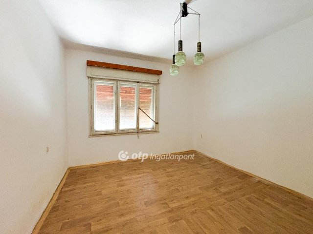 Eladó családi ház, Karádon 22 M Ft, 3 szobás