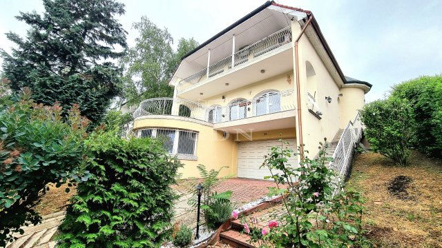 Eladó családi ház, Ürömön 210 M Ft, 6 szobás