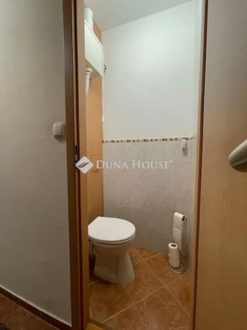 Eladó panellakás, Pécsett 58.7 M Ft, 3 szobás