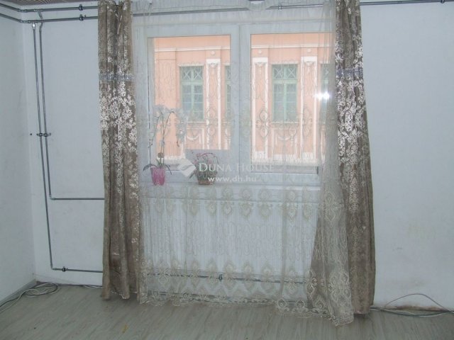 Eladó családi ház, Esztergomban 88 M Ft, 6 szobás