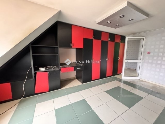 Eladó családi ház, Vácon 89.9 M Ft, 5 szobás