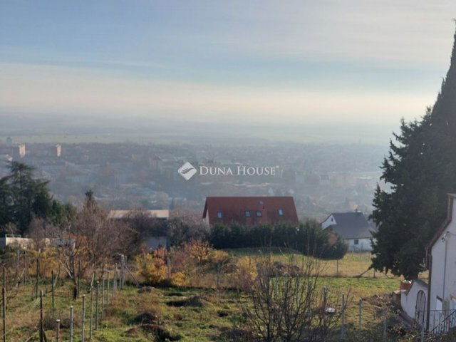 Eladó családi ház, Pécsett 53.5 M Ft, 2 szobás