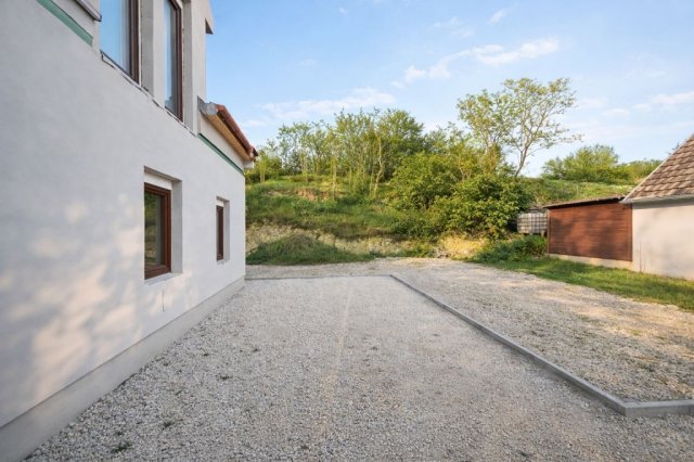 Eladó családi ház, Vértesacsán 137.5 M Ft, 9 szobás