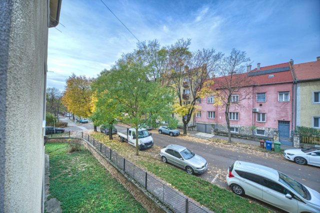 Eladó téglalakás, Pécsett 64.9 M Ft, 4 szobás