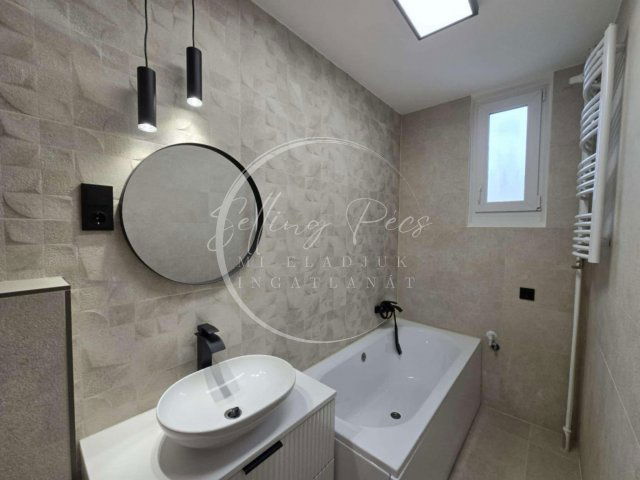 Eladó panellakás, Pécsett, Építők útján 57.5 M Ft, 2 szobás