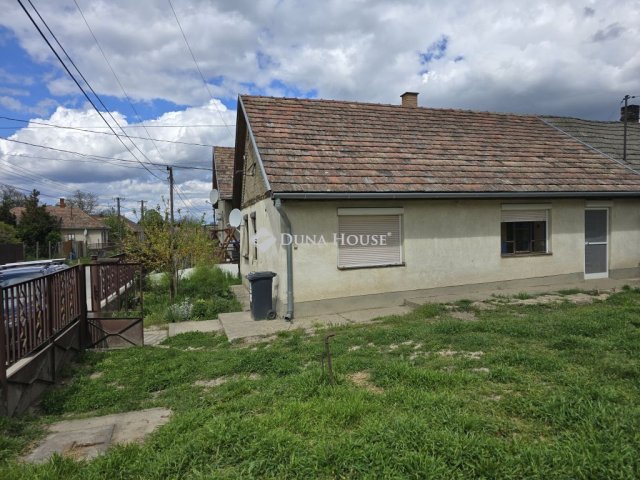 Eladó családi ház, Simontornyán 9.5 M Ft, 1 szobás