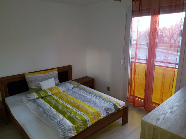 Kiadó panellakás, albérlet, Pécsett, József Attila utcában