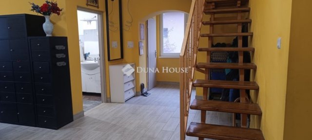 Eladó családi ház, Nyergesújfaluban 90 M Ft, 6 szobás