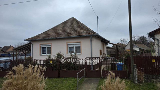 Eladó családi ház, Kabán 42 M Ft, 2 szobás