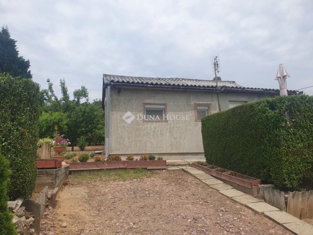 Eladó családi ház, Pécsett 17.9 M Ft, 1 szobás