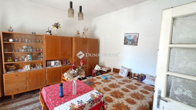 Eladó családi ház, Csepregen, Széchenyi téren 26.5 M Ft