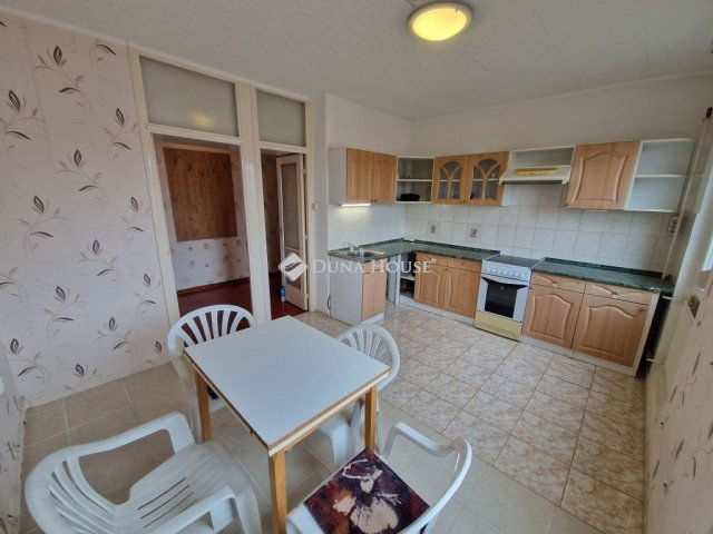 Eladó panellakás, Mohácson 32 M Ft, 3 szobás