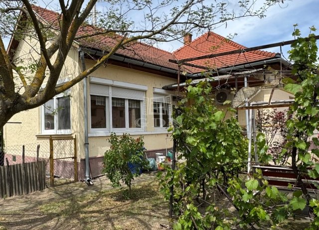 Eladó családi ház, Szigetújfalun 65 M Ft, 3 szobás