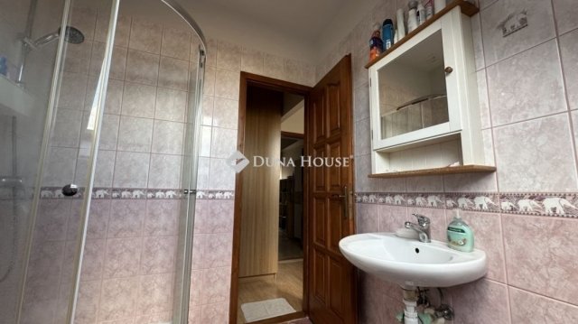 Eladó családi ház, Szigetszentmiklóson 140 M Ft, 5+1 szobás