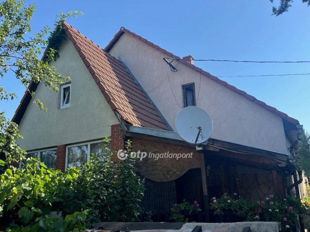 Eladó családi ház, Sárosdon 56 M Ft, 6 szobás