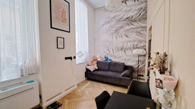 Eladó téglalakás, Budapesten, VI. kerületben 55.9 M Ft, 1 szobás