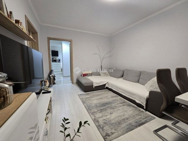 Eladó panellakás, Pécsett 57.9 M Ft, 3 szobás