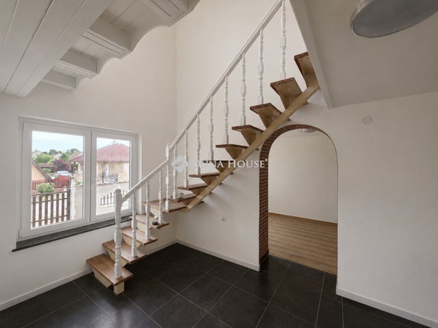 Eladó családi ház, Dabason 89.9 M Ft, 8 szobás