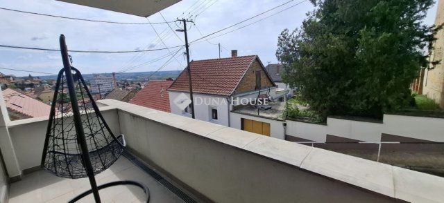 Eladó téglalakás, Pécsett 69 M Ft, 2+1 szobás