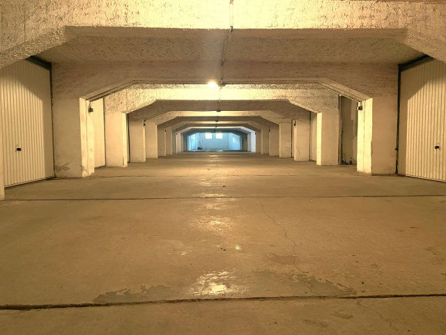 Kiadó garázs, Kaposváron, Fő utcában 28 E Ft / hó