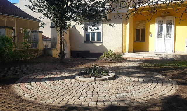 Eladó családi ház, Pécsett 184.6 M Ft, 9+1 szobás