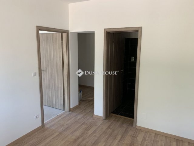 Eladó ikerház, Százhalombattán 135 M Ft, 5 szobás