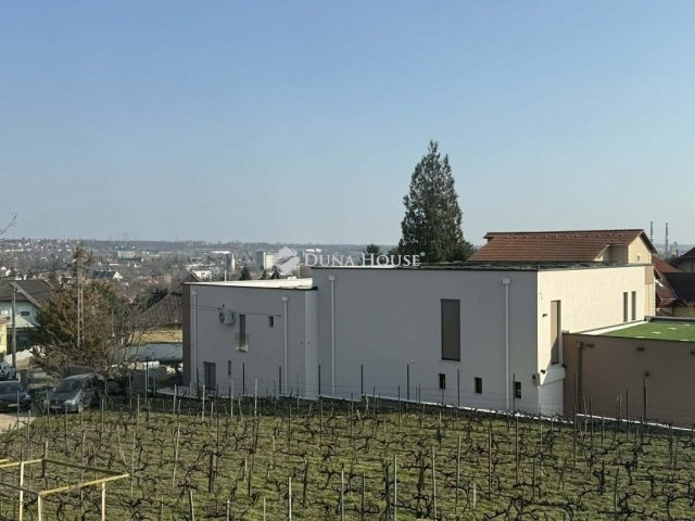 Eladó családi ház, Pécsett 89.9 M Ft, 4 szobás