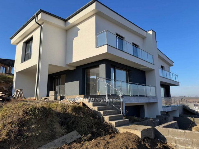 Eladó ikerház, Pécelen 153 M Ft, 5 szobás / költözzbe.hu