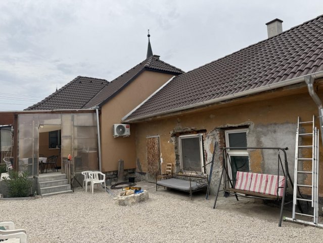 Eladó családi ház, Komáromban 77 M Ft, 4 szobás